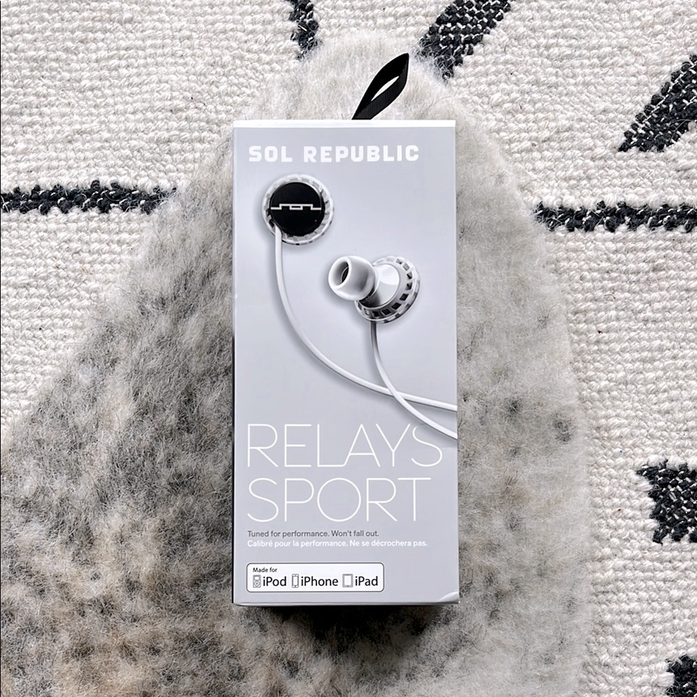 SOL REPUBLIC Relays Workout Sport White Wired 3-Button In-Ear Headphones—Apple